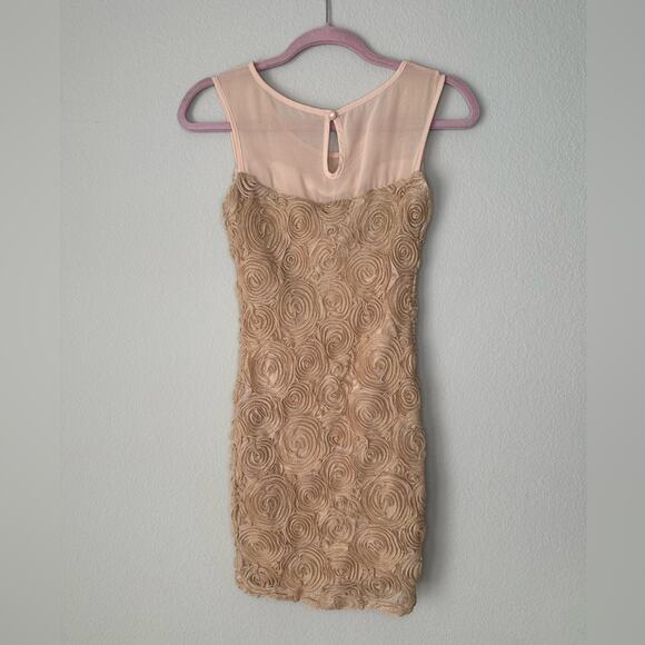 SOPRANO Nordstrom Embroidered Rosette Bodycon Mini Dress Size Juniors Small - Picture 2 of 6